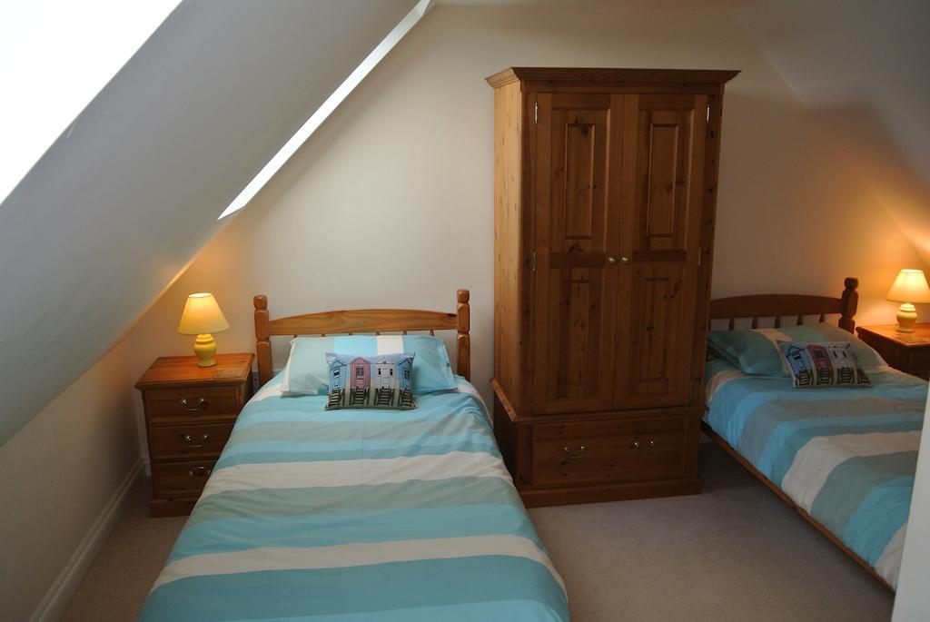Bramley Cottage Sandown Room photo