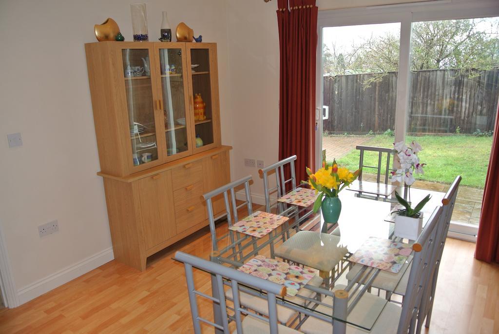 Bramley Cottage Sandown Room photo