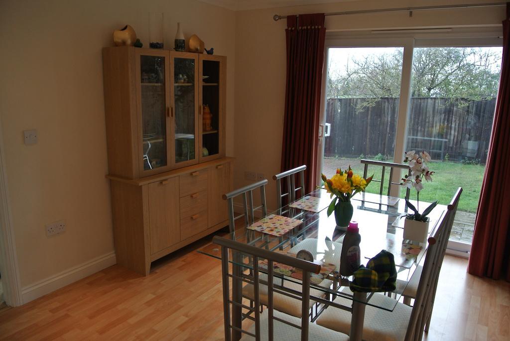 Bramley Cottage Sandown Room photo