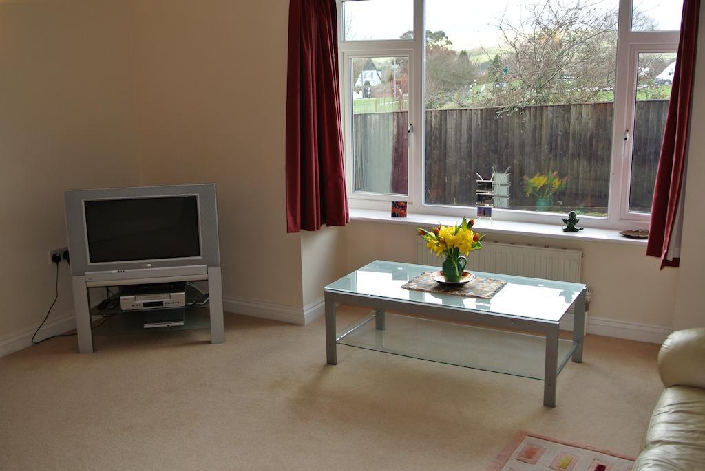 Bramley Cottage Sandown Room photo